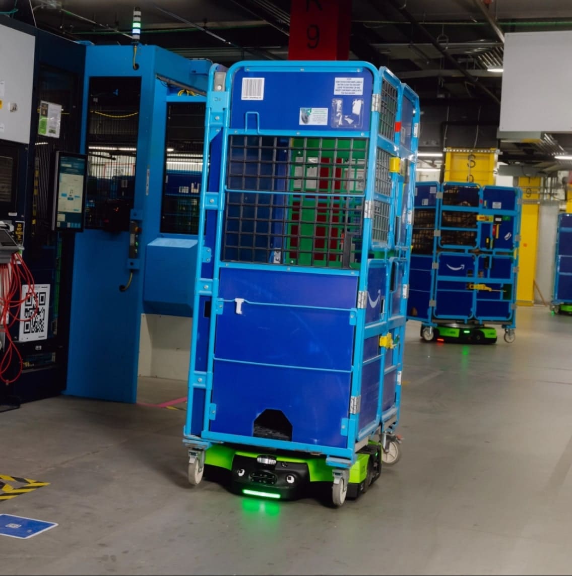 Robot přemisťující klece